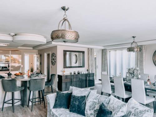 een woonkamer met een bank en een eetkamer bij Luxury home with Harbour Views in Poole in Poole