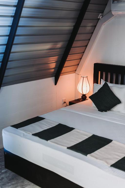 Postel nebo postele na pokoji v ubytování Kandy, River Moon Cabin