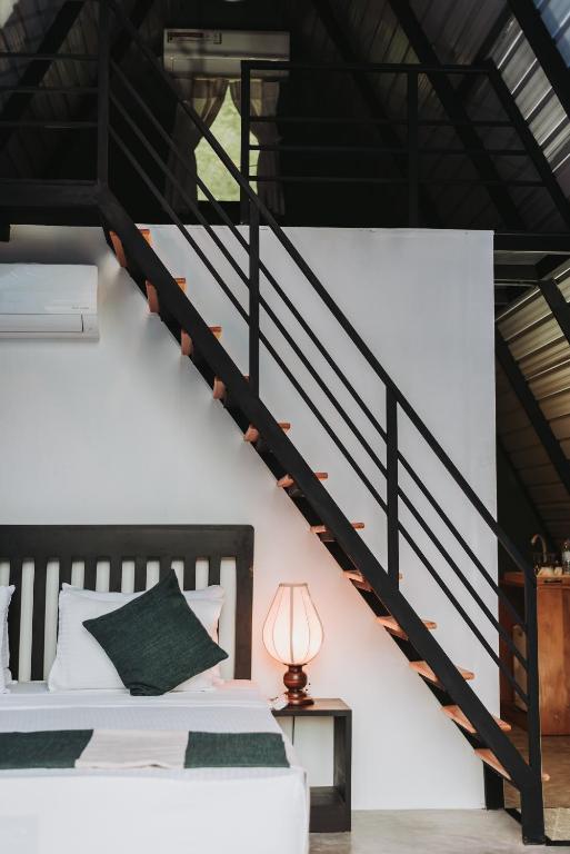 Postel nebo postele na pokoji v ubytování Kandy, River Moon Cabin