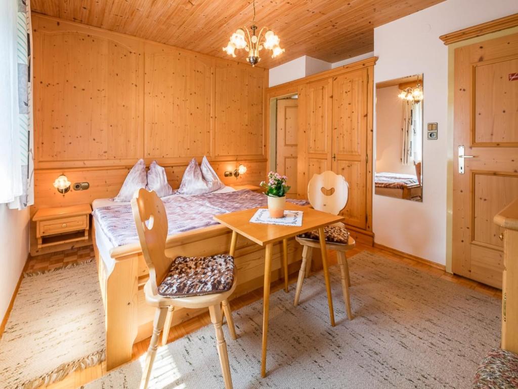 Postel nebo postele na pokoji v ubytování Vintage Apartment in Fügen near Ski Area