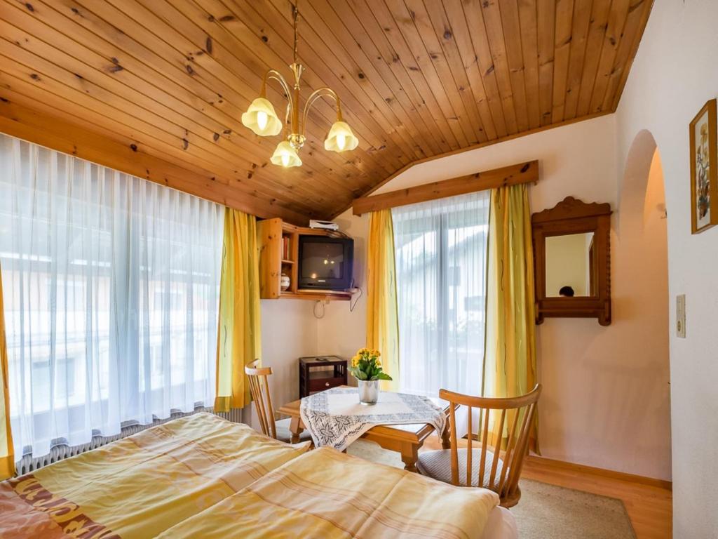 Postel nebo postele na pokoji v ubytování Vintage Apartment in Fügen near Ski Area