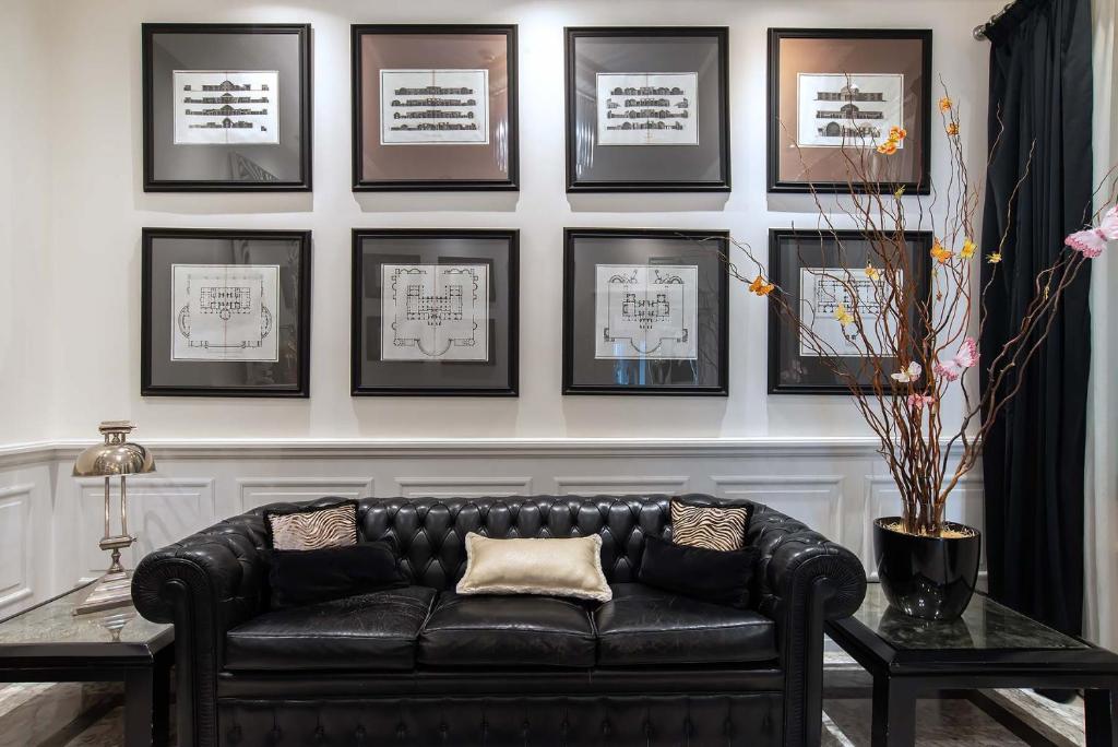 A seating area at Hotel Isa