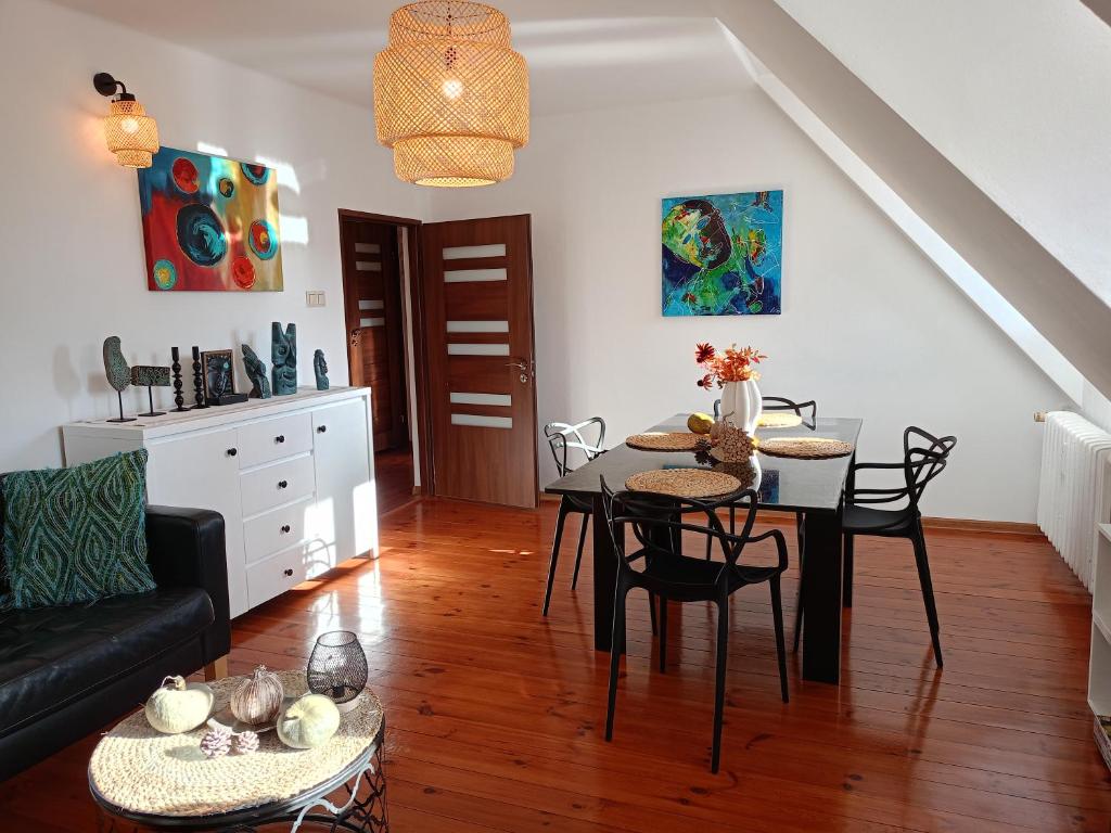 a living room with a black table and chairs at Kazimierz City Center Senatorska in Kazimierz Dolny