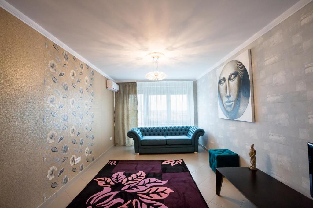 ガラツィにあるDistrito Apartmentのリビングルーム(青いソファ、テーブル付)