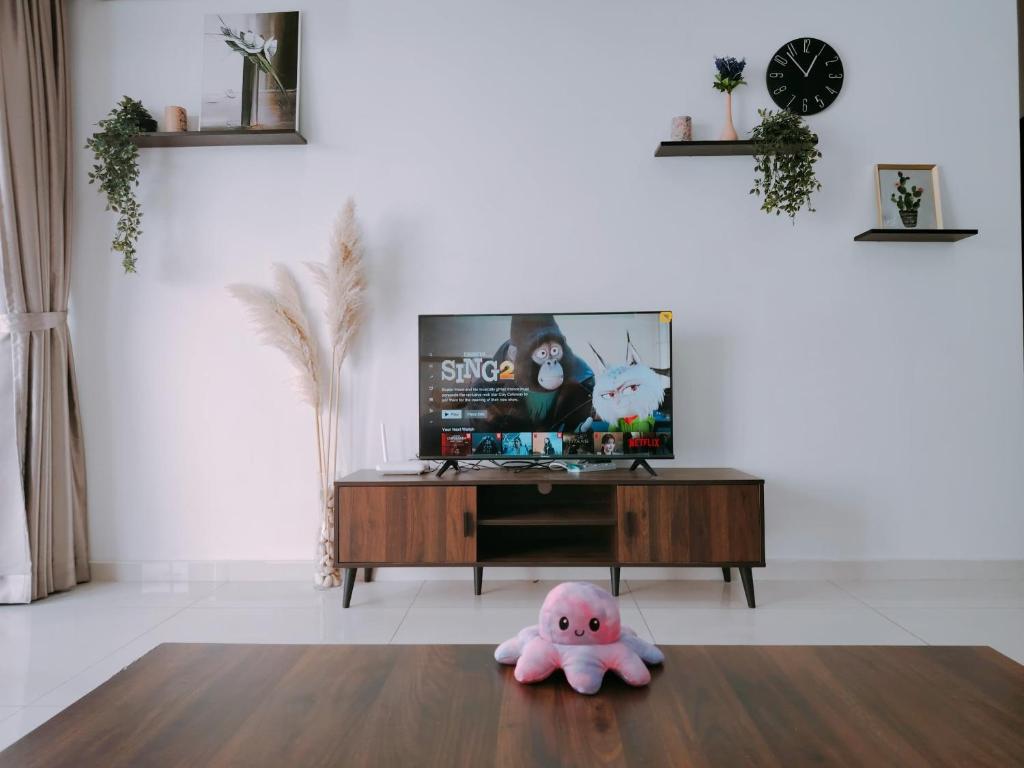 TV a/nebo společenská místnost v ubytování Danga Bay Seaview Johor Bahru by One 9 Place