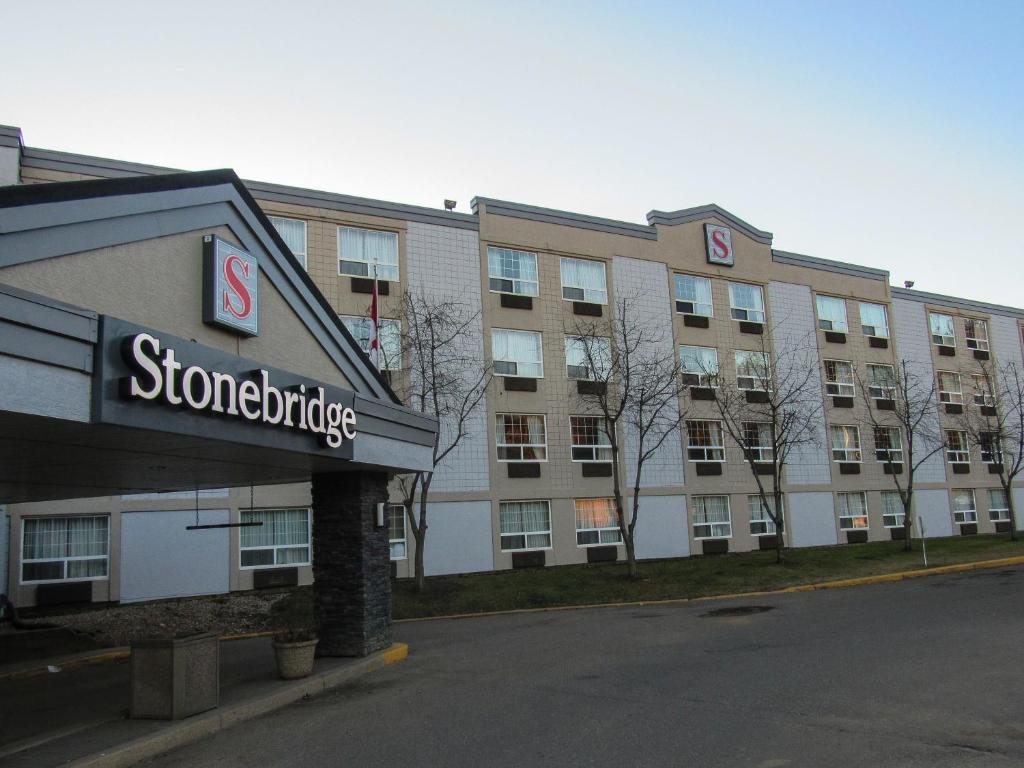 ein Gebäude mit einem Schild vor einem Gebäude in der Unterkunft Stonebridge Hotel in Fort McMurray