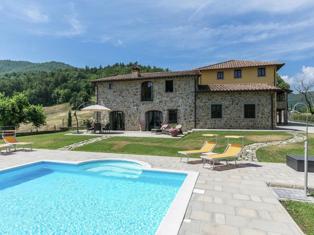 Zdjęcie z galerii obiektu Beautiful Mansion in Poppi with Pool w mieście Poppi