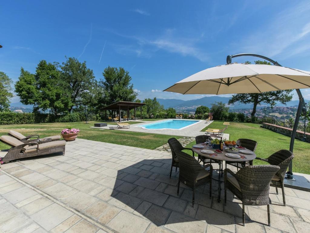 Zdjęcie z galerii obiektu Beautiful Mansion in Poppi with Pool w mieście Poppi