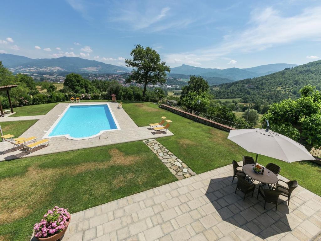 Zdjęcie z galerii obiektu Beautiful Mansion in Poppi with Pool w mieście Poppi