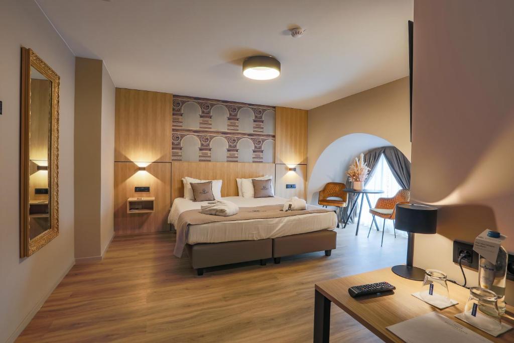 Postel nebo postele na pokoji v ubytování Hotel Quartier Latin