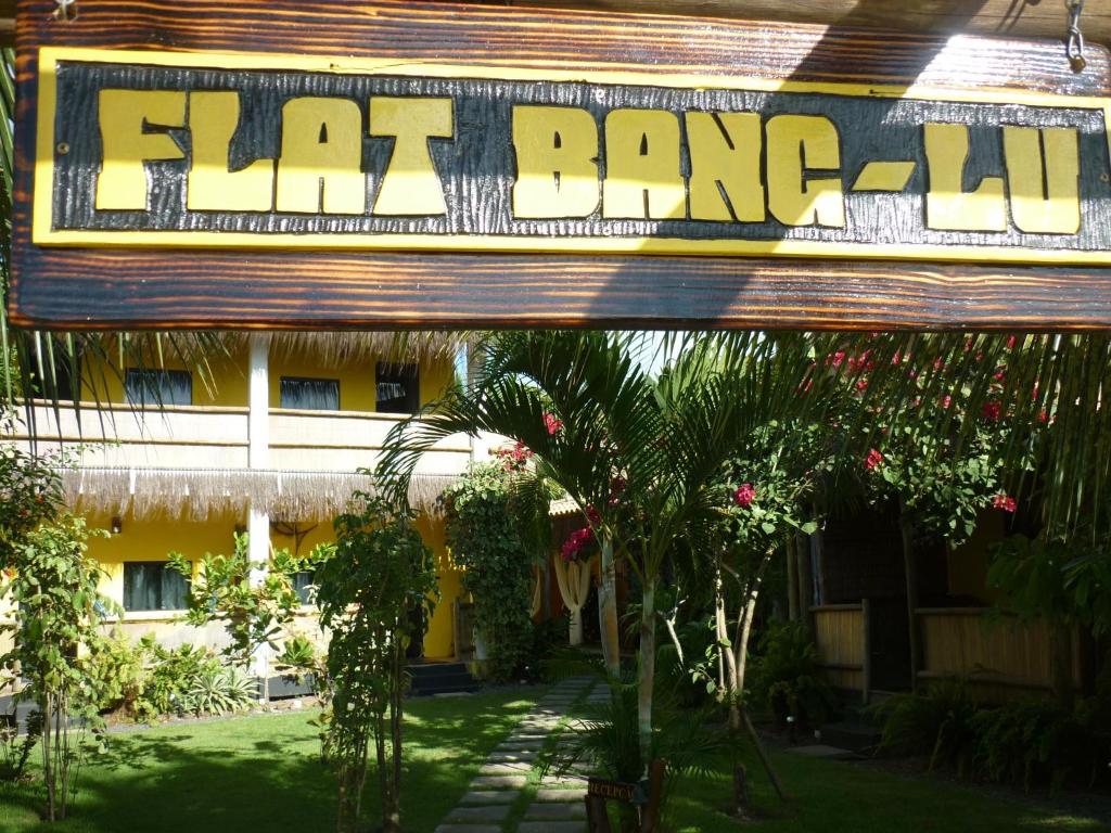 una señal que lee el bangla gordo delante de un edificio en Flat Bang-Lu, en Barra Grande