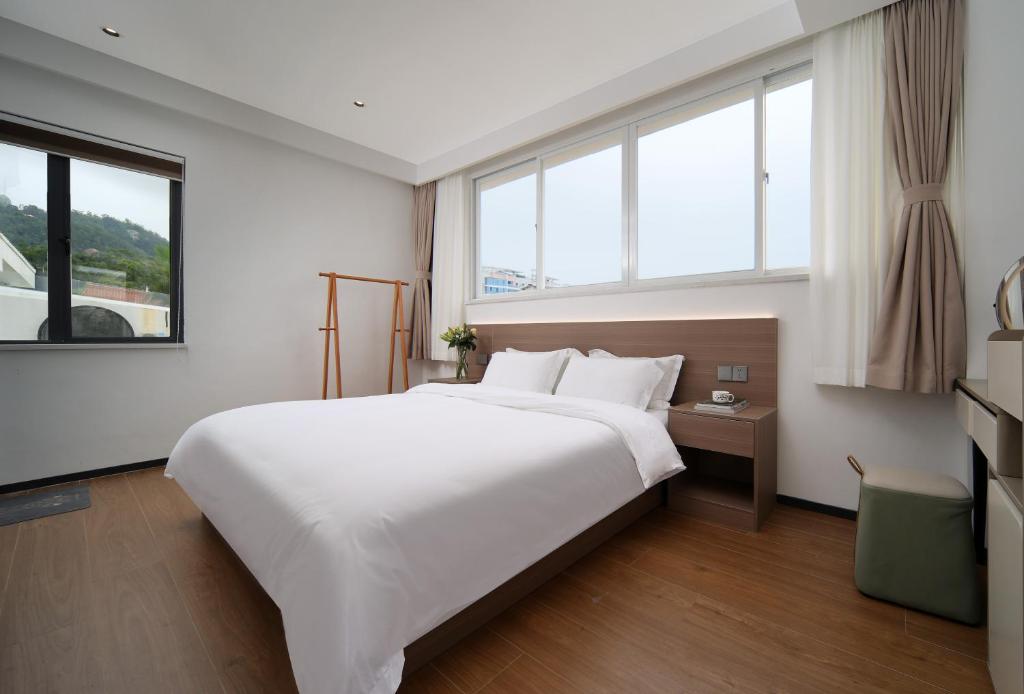 Postel nebo postele na pokoji v ubytování 贵客心宿 Xiamen Guike Xinsu
