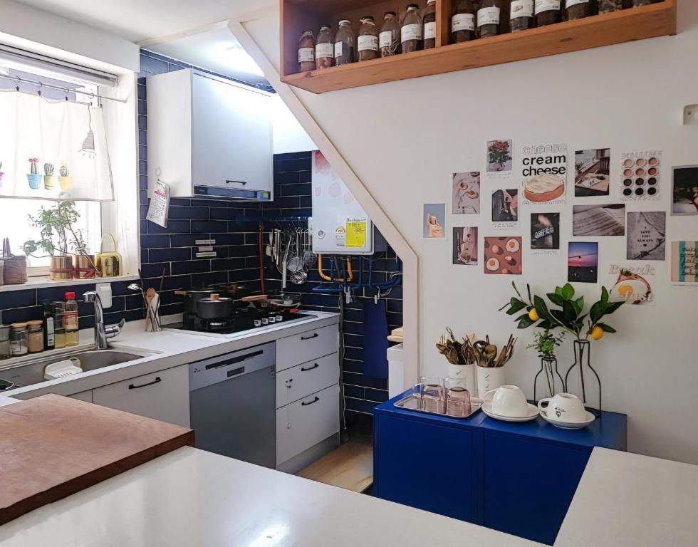 a kitchen with blue and white cabinets and a sink at Casa Blue"머무는 여행자를 위한 밤의 감성 공간 in 경주" 황리단길5분,도보여행,독채,호스트 정보 확인 필수 in Gyeongju