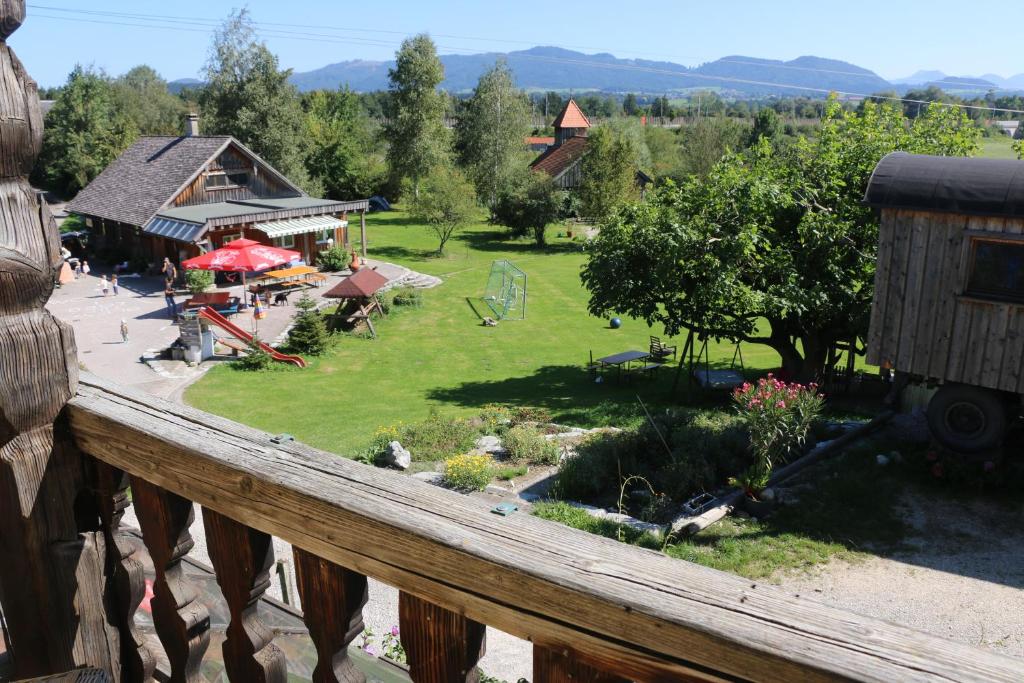 drewniany balkon z widokiem na park w obiekcie Bio Archehof Zachhiesen - stay & relax w mieście Seekirchen am Wallersee
