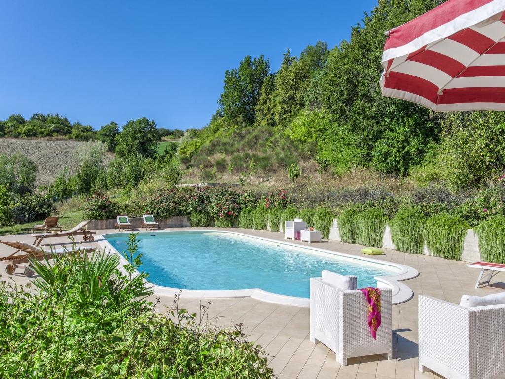 Basen w obiekcie Beautiful Villa in Belforte all'Isauro with Swimming Pool lub w pobliżu