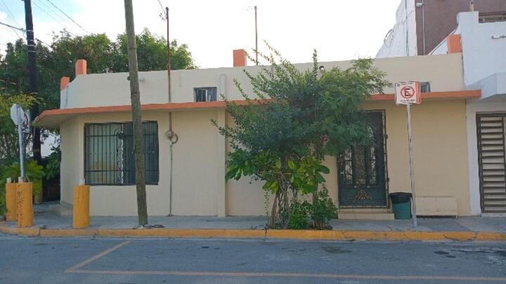 a building on the corner of a street at La esquina in Monterrey