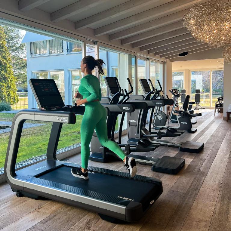 Una donna che corre su un tapis roulant in palestra di Parkhotel Delta, Wellbeing Resort ad Ascona