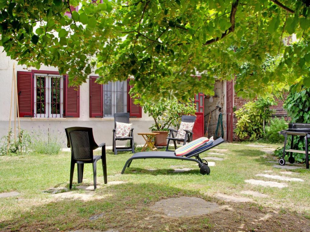 Vonkajšia záhrada v ubytovaní Holiday home in Asti with a lovely hill view from the garden