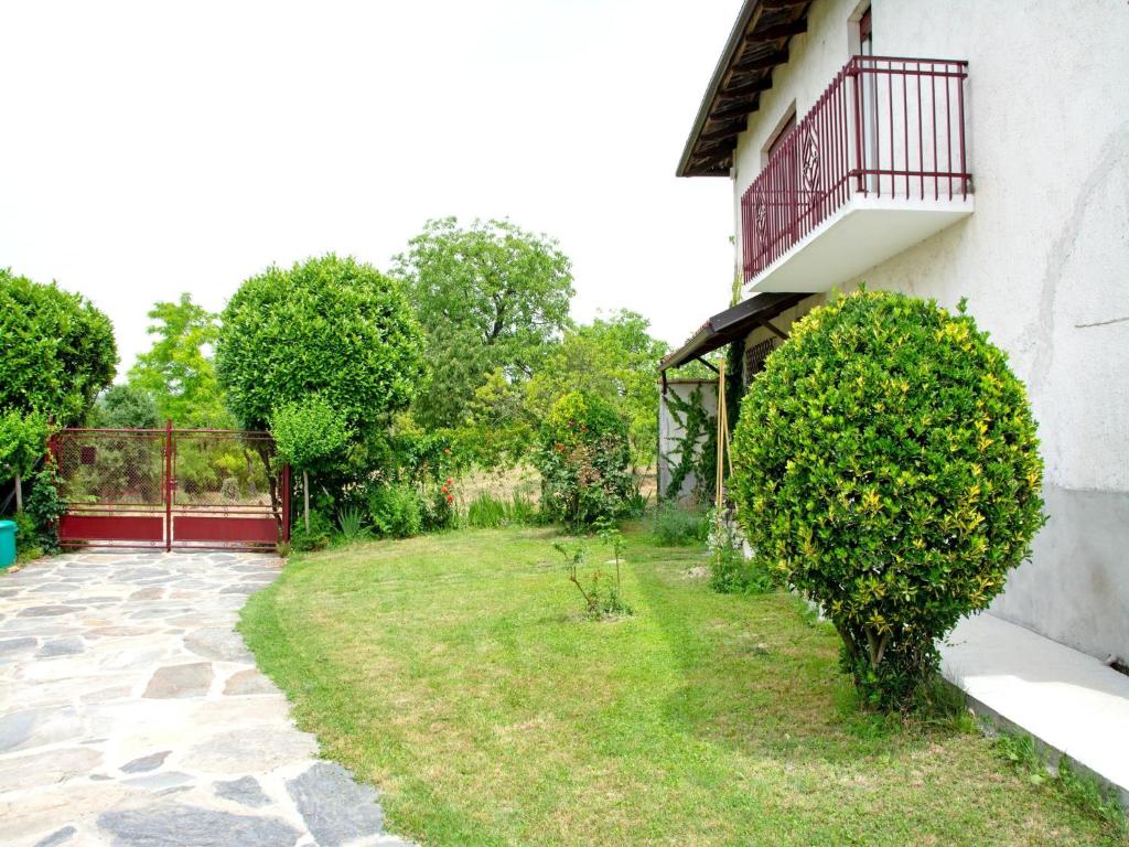 Vonkajšia záhrada v ubytovaní Holiday home in Asti with a lovely hill view from the garden