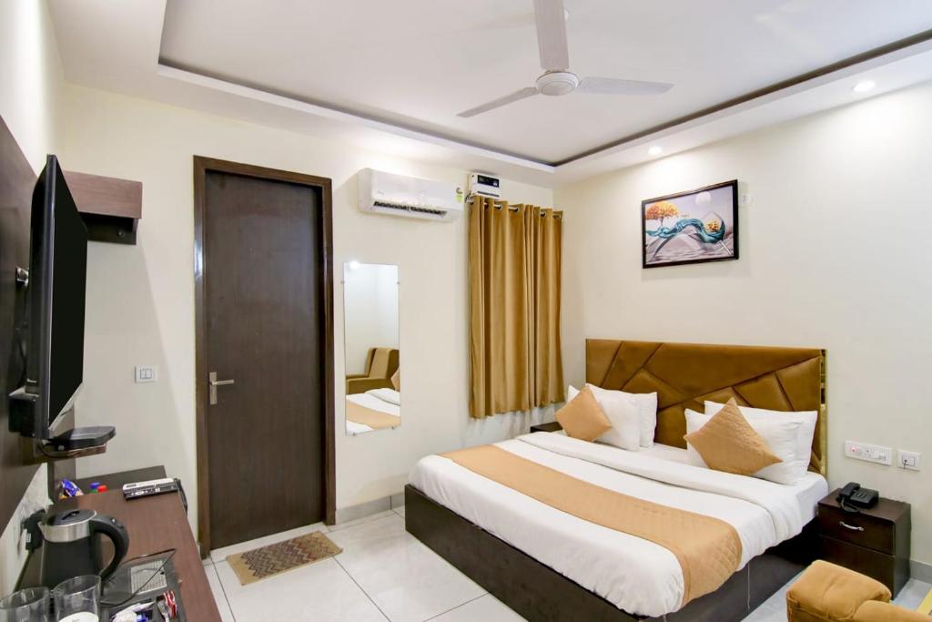 Postel nebo postele na pokoji v ubytování Hotel De Hocks Deluxe - New Delhi Railway Station