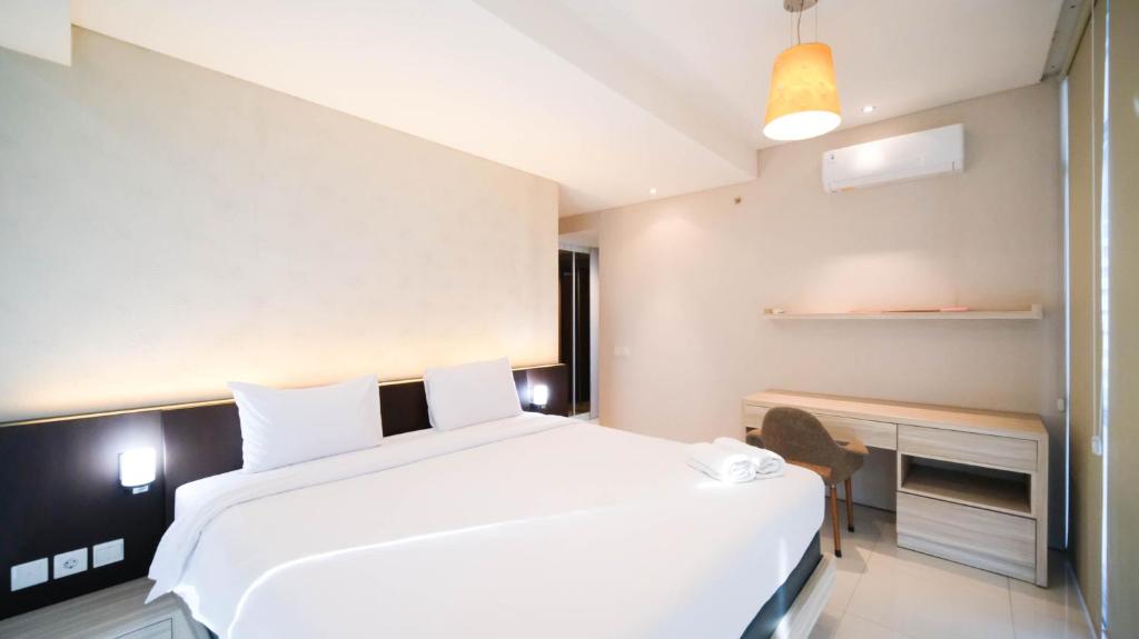 Postel nebo postele na pokoji v ubytování Exclusive 2BR Connected to Mall Apartment at Aryaduta Residence Surabaya By Travelio