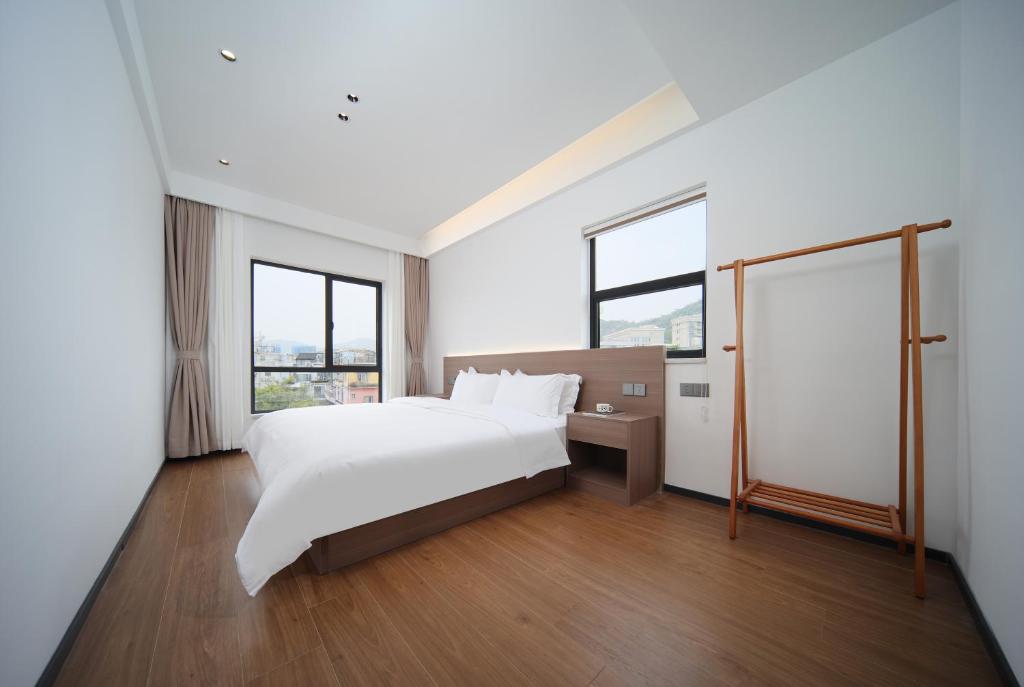 Postel nebo postele na pokoji v ubytování 贵客心宿 Xiamen Guike Xinsu