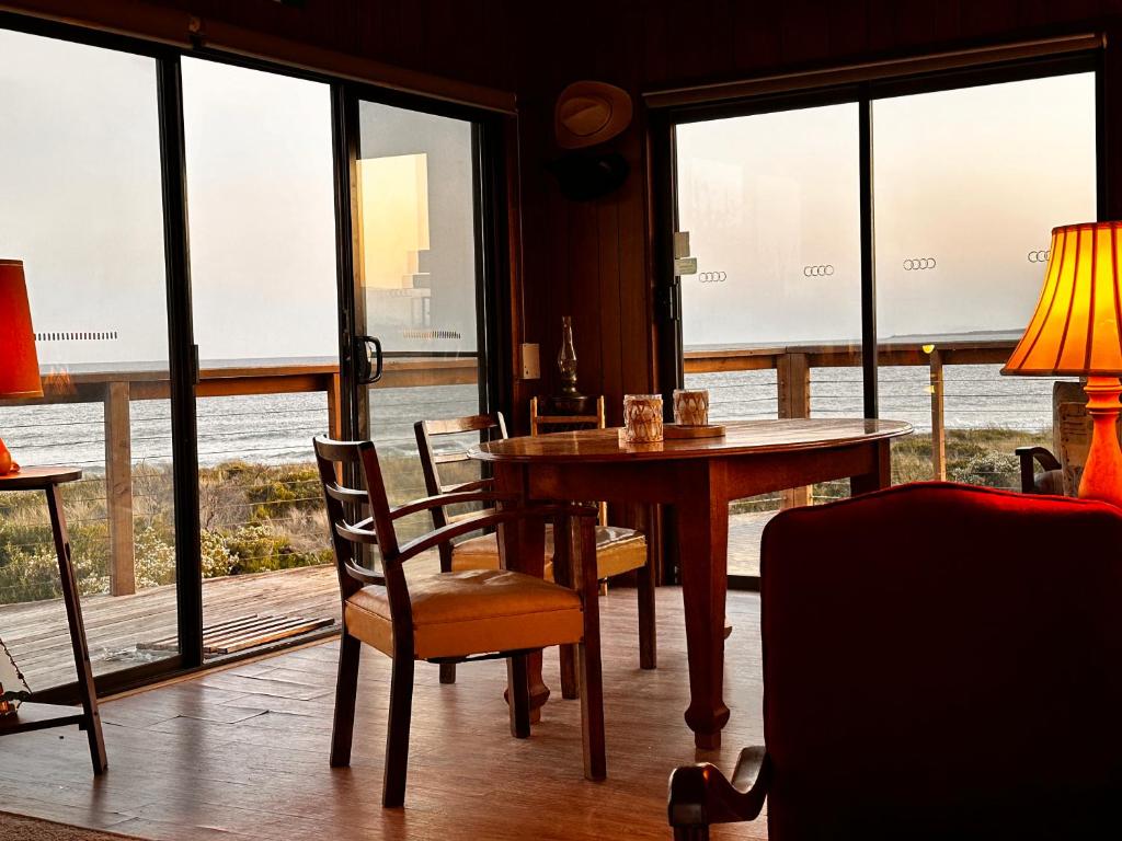 IdleWild - Secluded Absolute Beachfront Escape - Maison De Trois Chambres