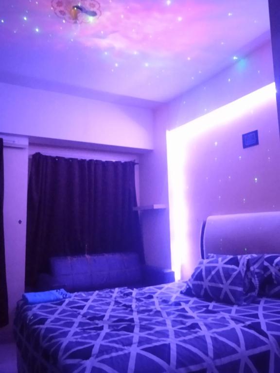 une chambre avec un lit et un plafond avec des lumières dans l'établissement SEWA APARTEMEN MARGONDA RESIDANCE 3, à Kemirimuka Dua