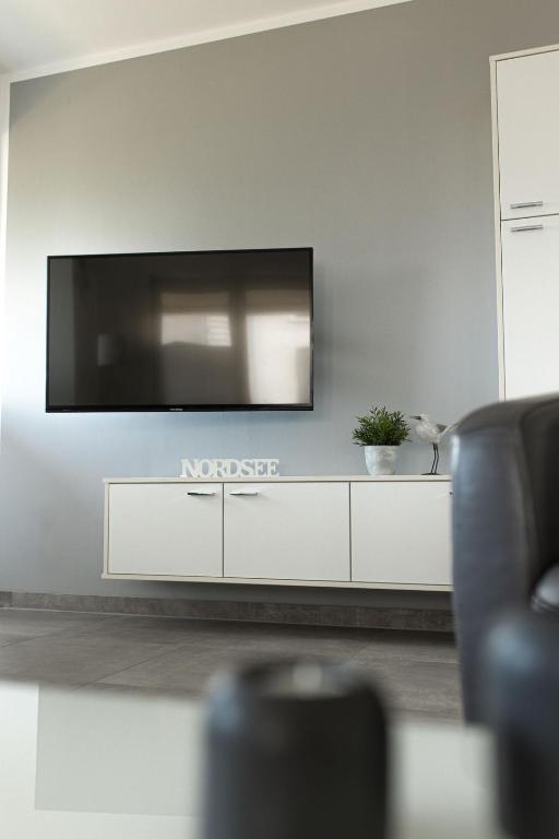 TV a/nebo společenská místnost v ubytování watn Meerblick-Nordseepark Dangast, 2Schlafzimmer,2Bäder,Kamin,Parkplatz