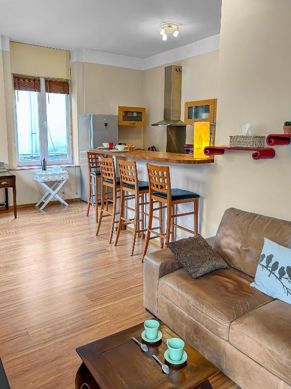 un salon avec un canapé et une table dans l'établissement L'Escapade de Roubaix, à Roubaix