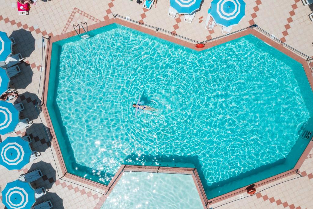 Bazén v ubytování Hotel Florida nebo v jeho okolí