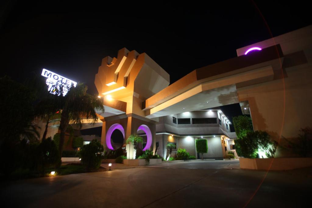 un edificio con una señal de neón delante de él en Motel Mediterraneo, en Mexicali