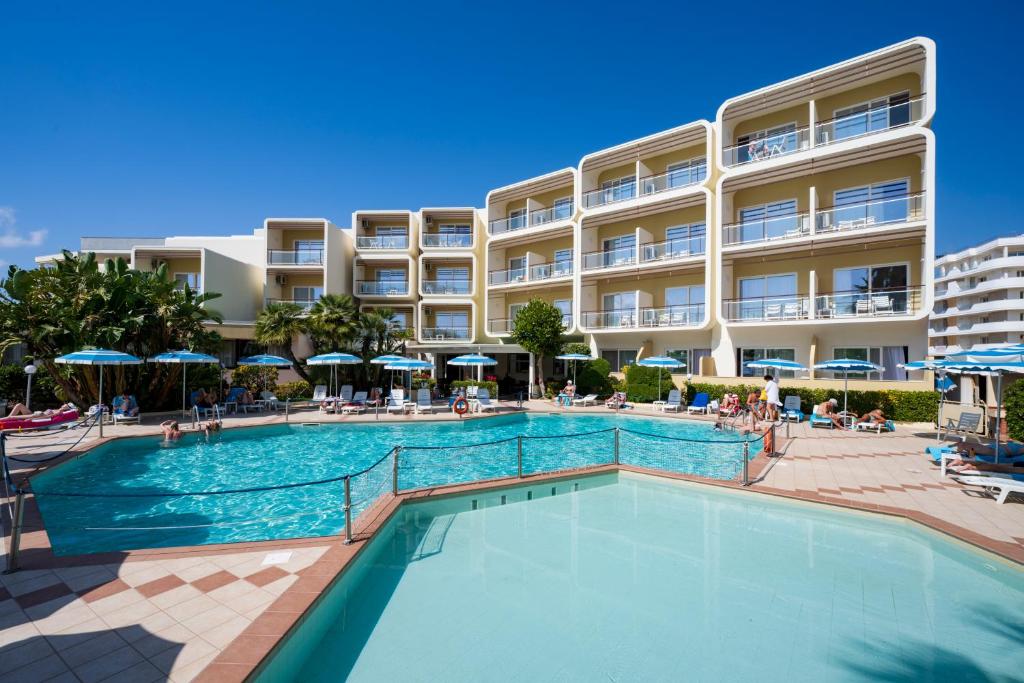 Bazén v ubytování Hotel Florida nebo v jeho okolí
