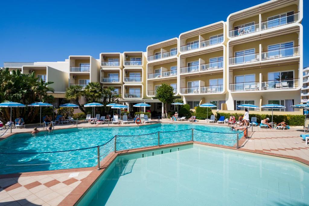 Bazén v ubytování Hotel Florida nebo v jeho okolí