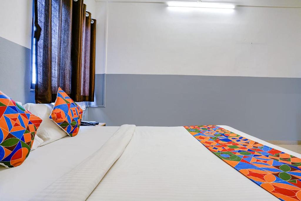 Postel nebo postele na pokoji v ubytování Hotel Bhakti Sankul , Nashik
