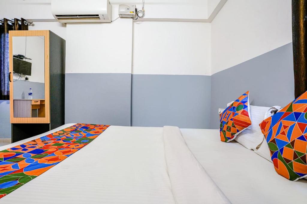 Postel nebo postele na pokoji v ubytování Hotel Bhakti Sankul , Nashik