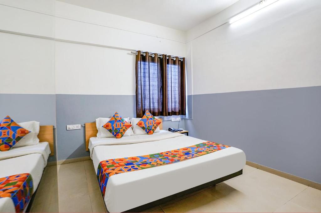 Postel nebo postele na pokoji v ubytování Hotel Bhakti Sankul , Nashik