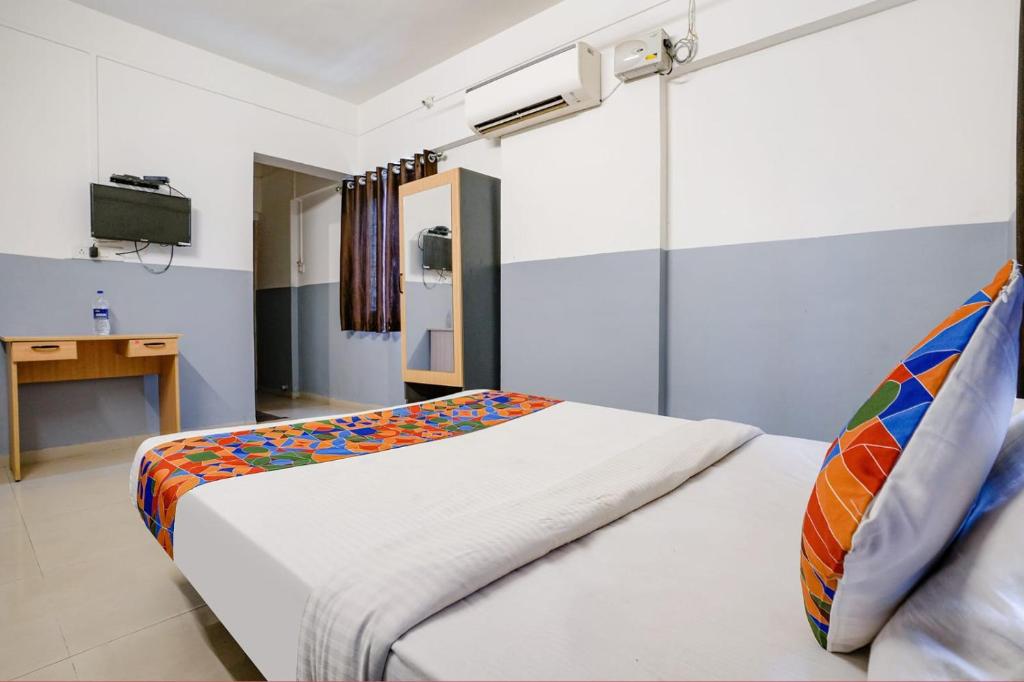 Postel nebo postele na pokoji v ubytování Hotel Bhakti Sankul , Nashik