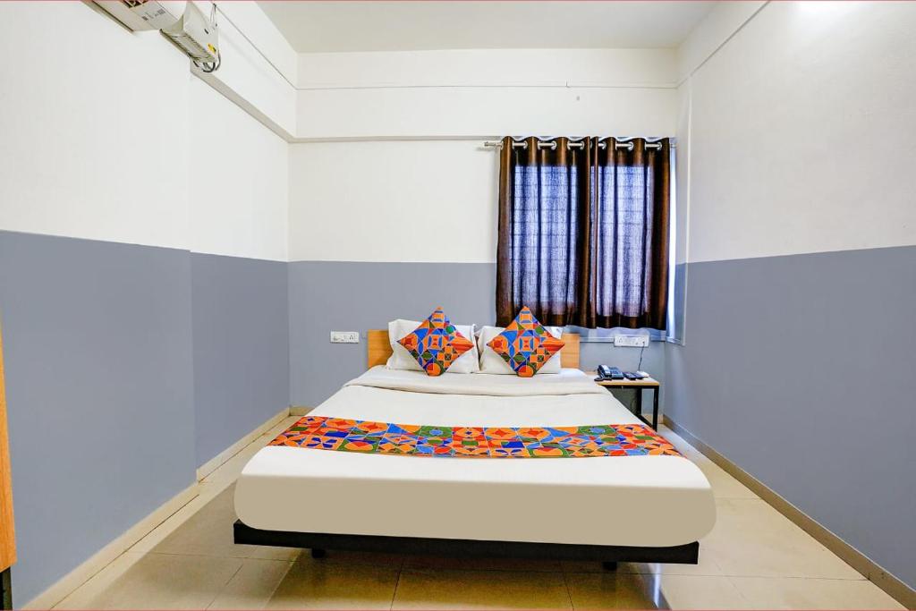 Postel nebo postele na pokoji v ubytování Hotel Bhakti Sankul , Nashik