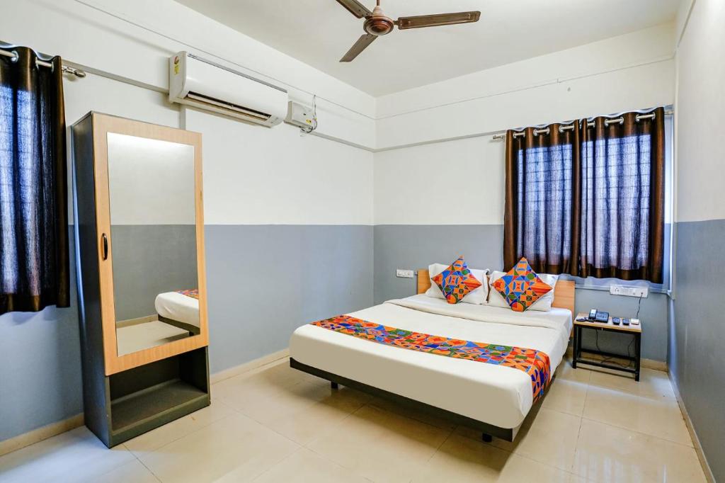 Postel nebo postele na pokoji v ubytování Hotel Bhakti Sankul , Nashik