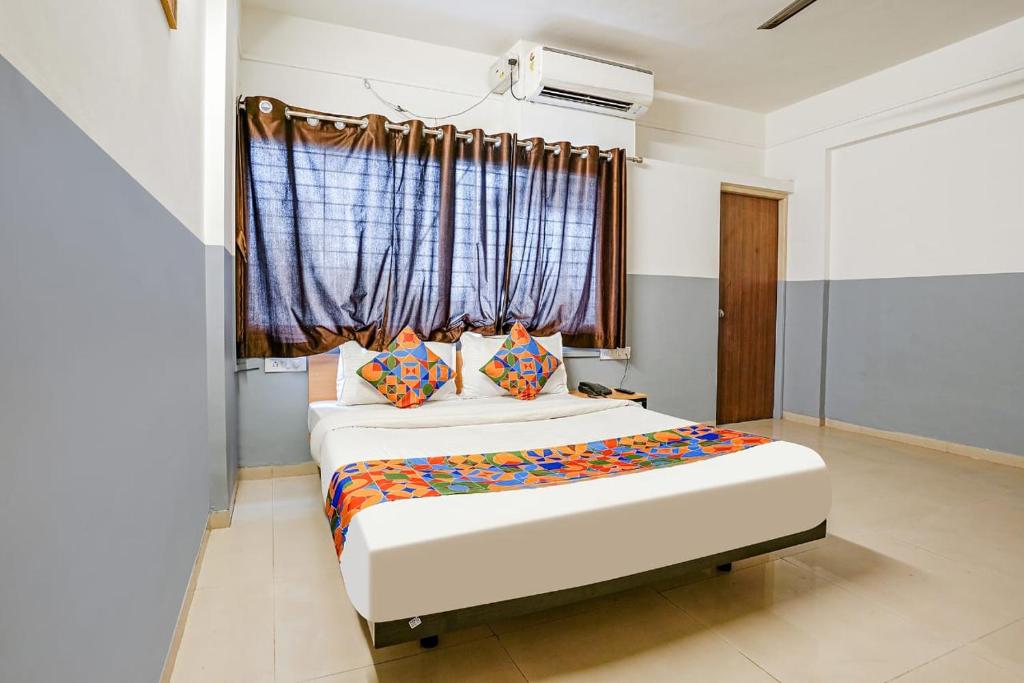 Postel nebo postele na pokoji v ubytování Hotel Bhakti Sankul , Nashik