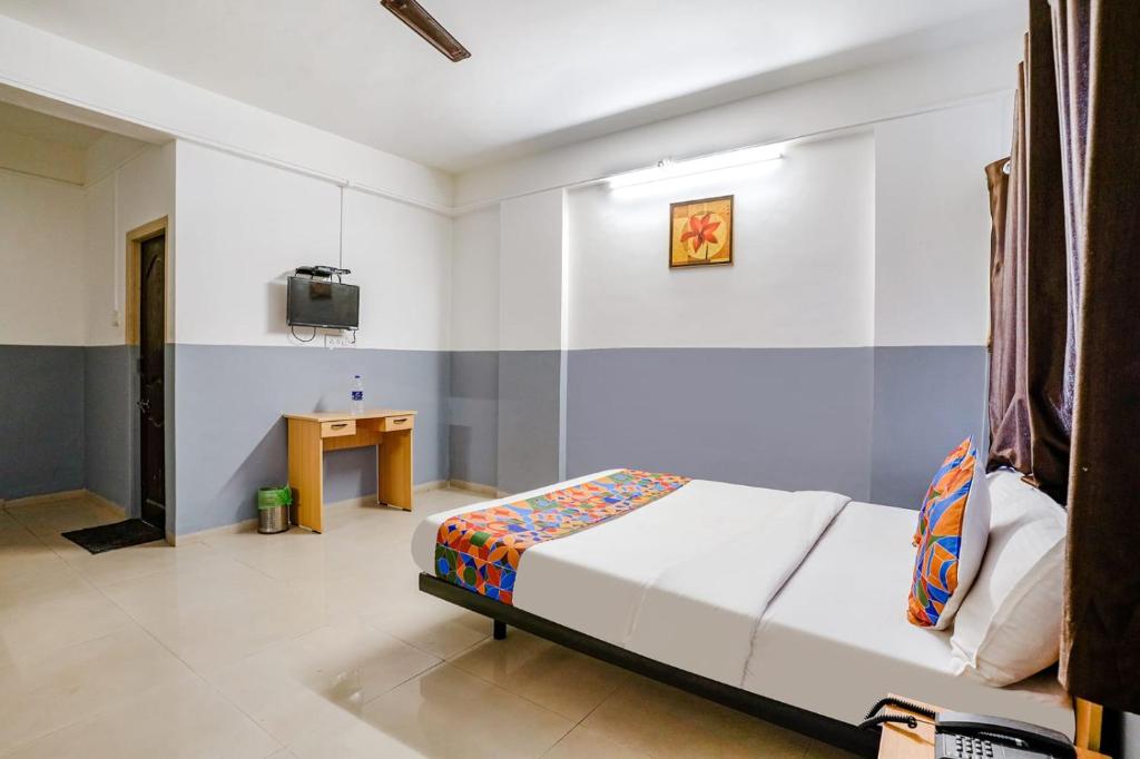 Postel nebo postele na pokoji v ubytování Hotel Bhakti Sankul , Nashik