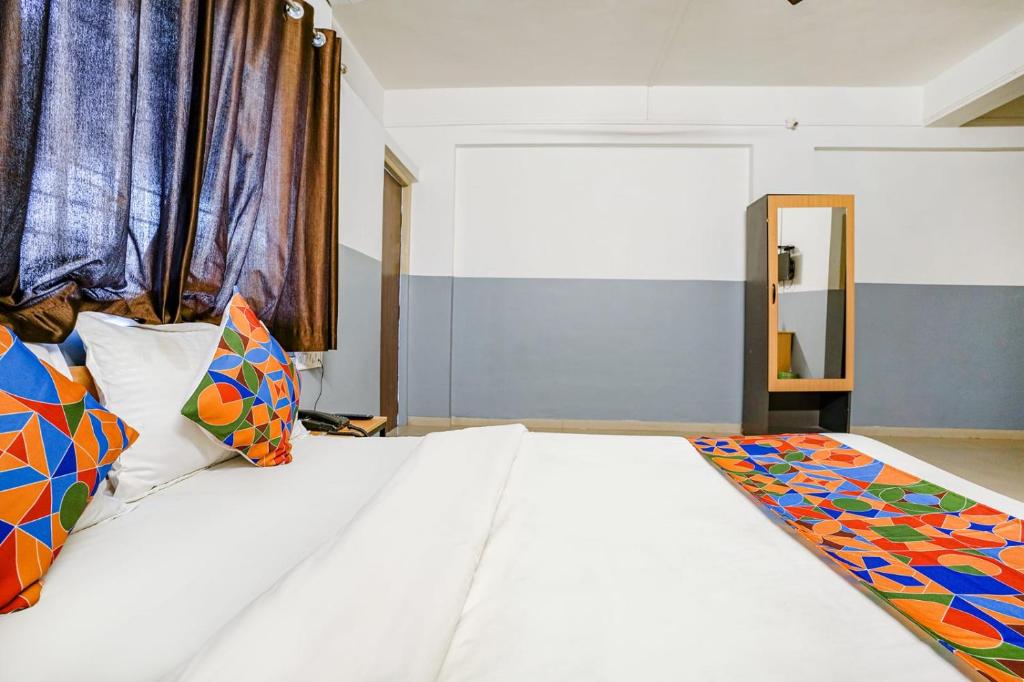 Postel nebo postele na pokoji v ubytování Hotel Bhakti Sankul , Nashik