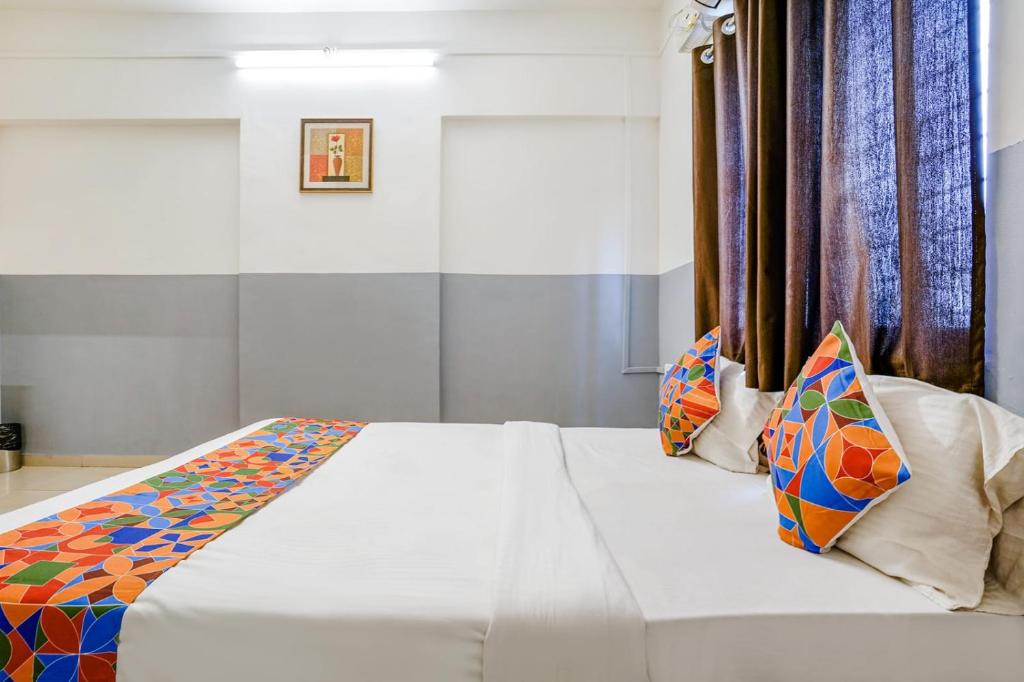Postel nebo postele na pokoji v ubytování Hotel Bhakti Sankul , Nashik