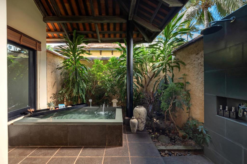 Biệt thự 2 phòng ngủ có hồ bơi nhìn ra vườn