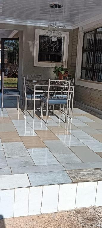 un patio con tavolo e sedie. di The View a Orkney