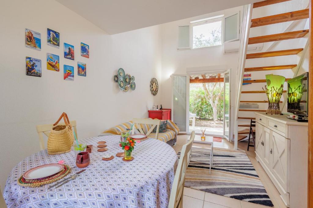 une salle à manger avec une table et une cuisine dans l'établissement Jaso - Maison à 5min de la plage, à Cervione