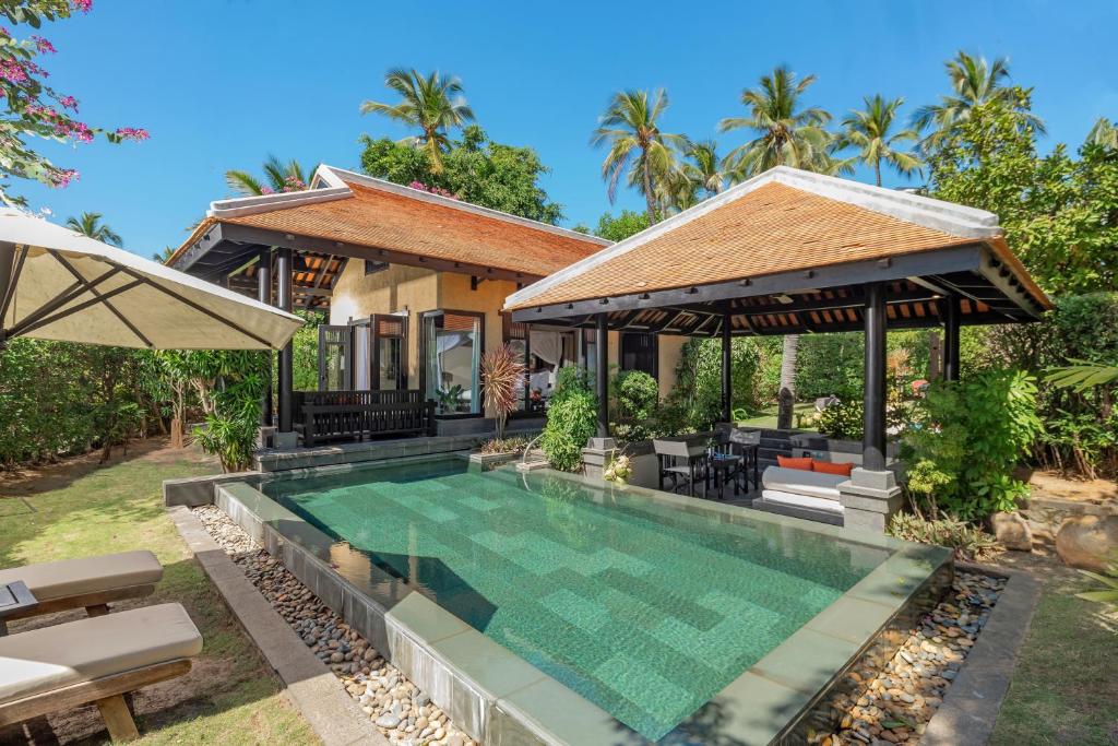 Biệt thự có hồ bơi 1 phòng ngủ nhìn ra vườn
