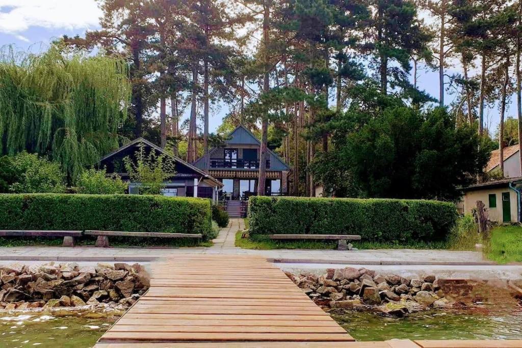 Taman di luar House of Soul