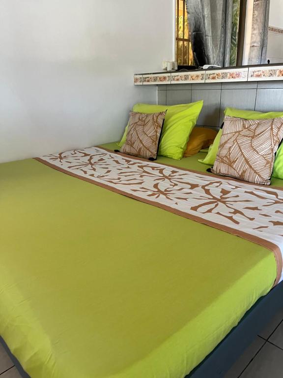 Postel nebo postele na pokoji v ubytování Fare Tiare - Maison Taha’a
